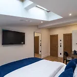 Готель On The Square 4*