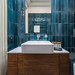 Готель On The Square 4*