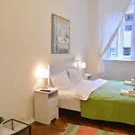 Готель On The Square 4*