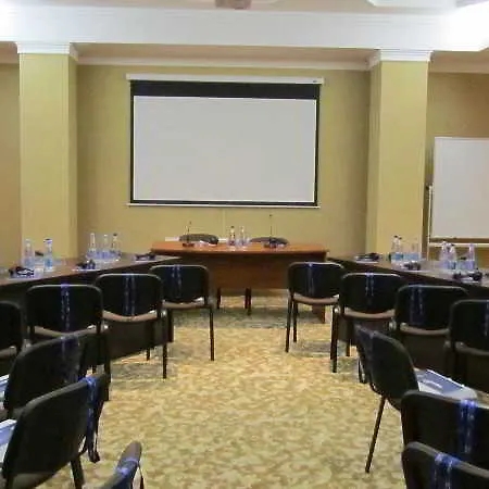 ホテル On The Square 4*